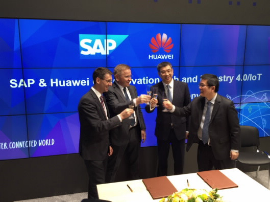 Executivos da SAP e Huawei comemoram acordo. Foto: divulgação.