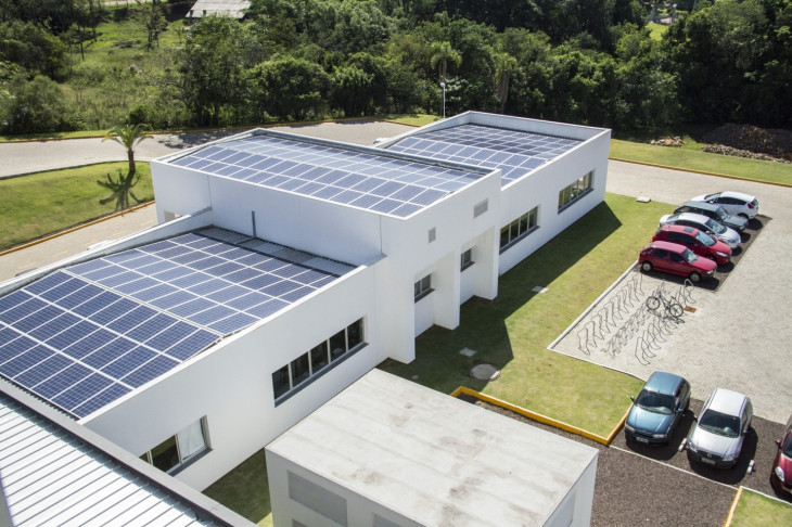 Os painéis estão sendo instalados nos prédios que compõem o Tecnovates. Imagem: Gabriela Quevedo.