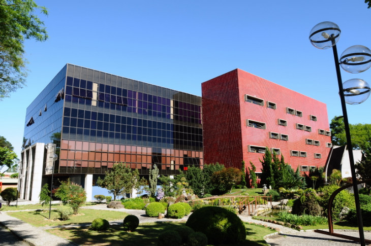 Os alunos da PUCPR contam com o Servicebot-3 como nova forma de atendimento. Foto: Divulgação.