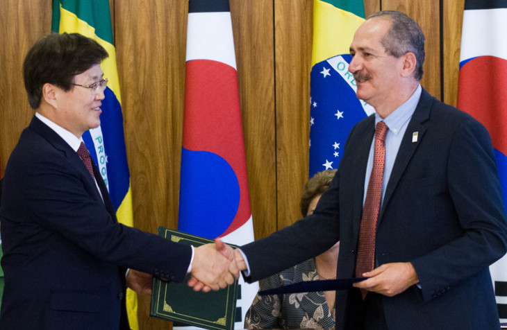 Choi Yanghee, ministro de Tecnologia da Coreia, e Aldo Rebelo, ministro do MCTI. Foto: MCTI.