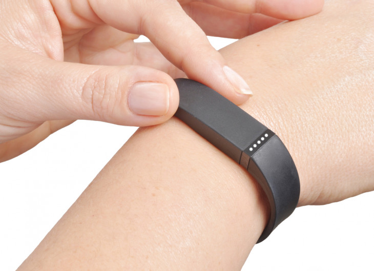 A Fitbit fabrica pulseiras com recursos ligados à saúde e atividade física. Foto: Stephen VanHorn/Shutterstock.