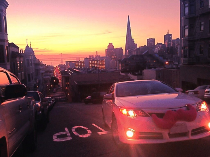 O Lyft e o bigode rosa. Foto: divulgação.