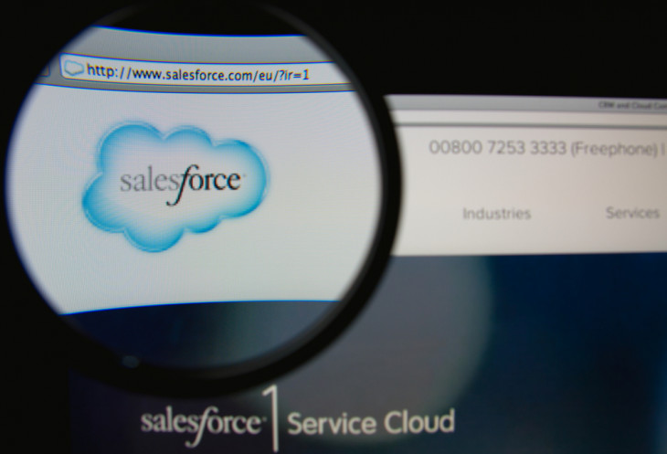 Demos uma olhada com lupa nas contratações da SalesForce.  Foto: Gil C / Shutterstock.com