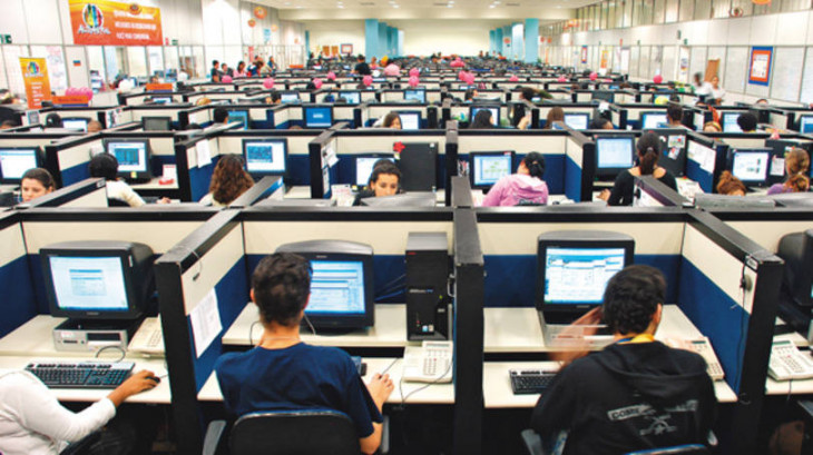 Funcionários em um call center. Foto: divulgação.