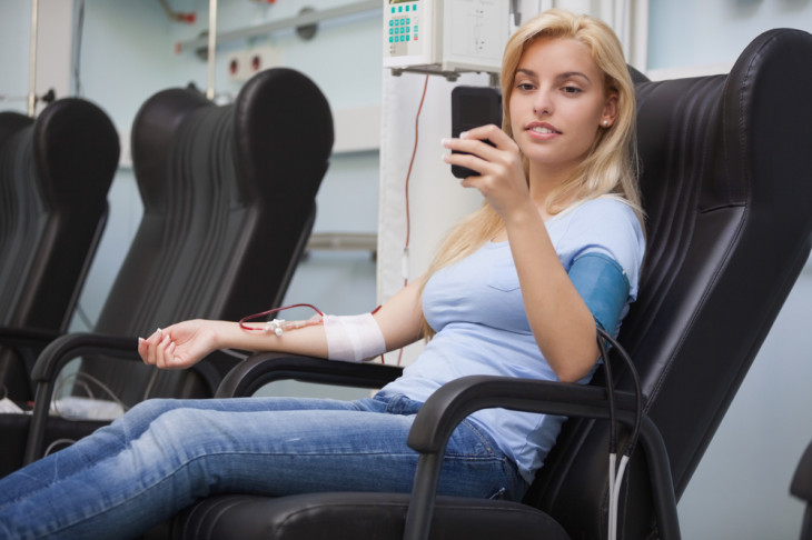 A Suécia avisa os doadores por SMS quando o sangue é passado adiante. Foto: wavebreakmedia/Shutterstock.