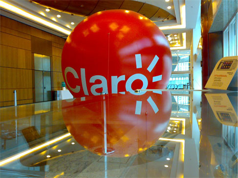 Claro procurando o lucro perdido debaixo da mesa. Foto: divulgação.