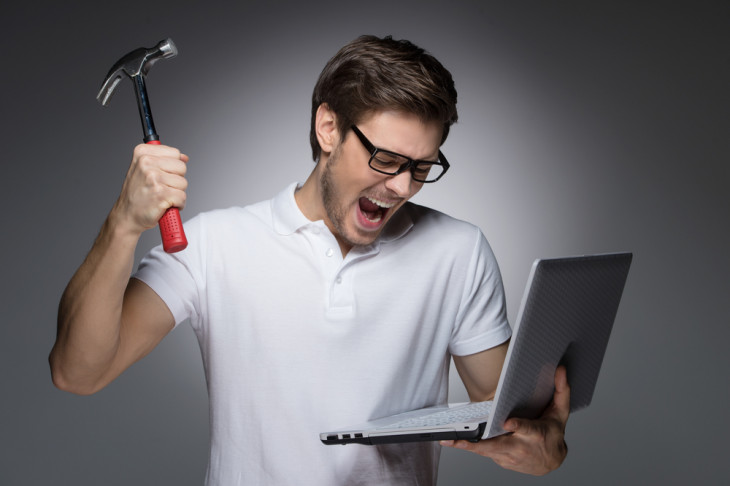 Segundo pesquisa, 46% dos brasileiros querem um computador novo. Foto: BlueSkyImage/Shutterstock.