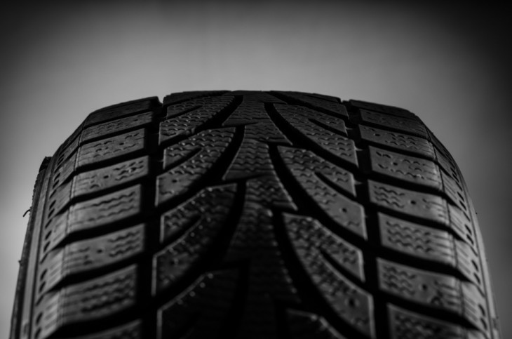 Hoff vende e recapeia pneus. Foto: Shutterstock