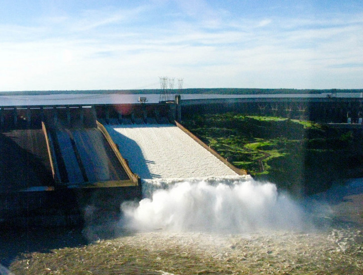Usina de Itaipu em ação. Foto: flickr.com/photos/hydropower