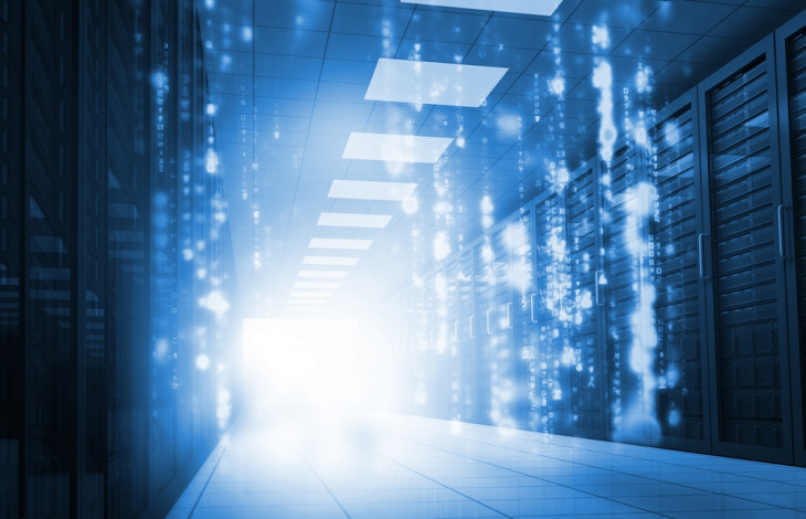 Luz no fundo do data center. Foto: Shutterstock
