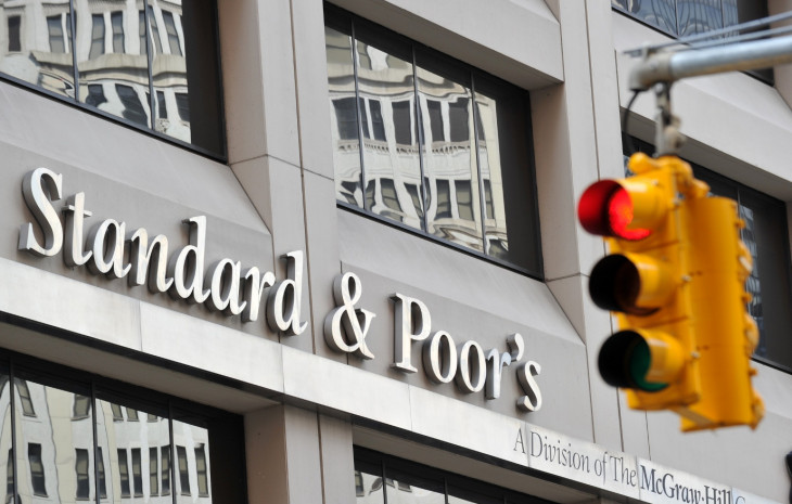 A S&P reduziu a nota de crédito do Brasil de BBB- para BB+.