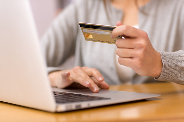 A Fast Shop implementou a ferramenta da Bazaarvoice em seu site de vendas. Foto: LDprod/Shutterstock.