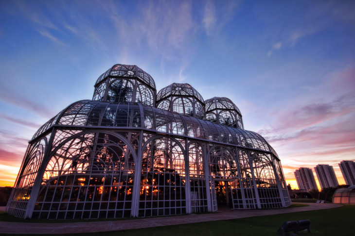 Curitiba assinou uma linha de financiamento de R$ 76 milhões para TI. Foto: Paulo Nabas/Shutterstock.