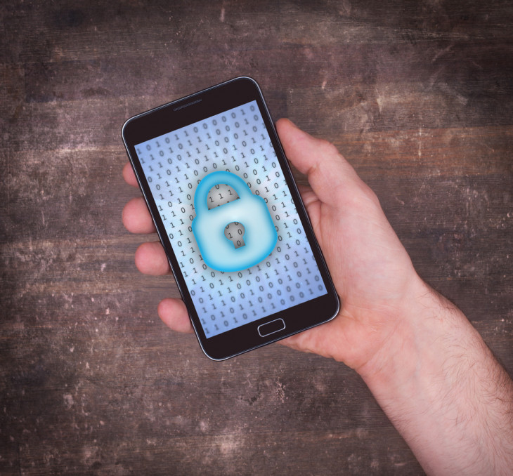 Golpe no WhatsApp divulga falsas promoções das redes Carrefour e Extra. Foto: MyImages - Micha/Shutterstock.