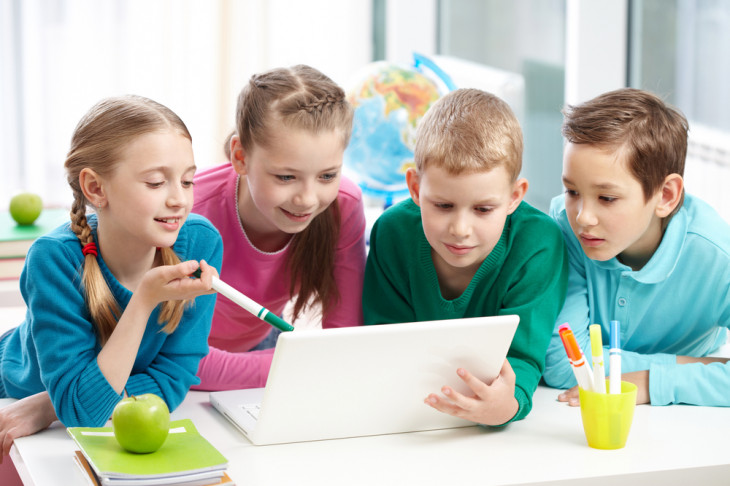 Na Austrália, as aulas de programação serão parte do currículo obrigatório. Foto: Pressmaster/Shutterstock.