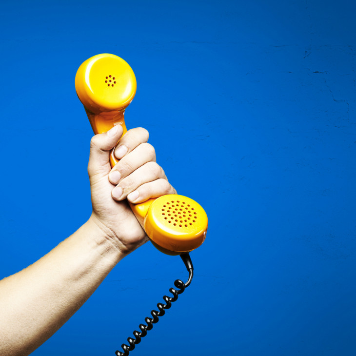 Canal de voz é o mais usado em 69% das empresas para contato com funcionários. Foto: Aaron Amat/Shutterstock.