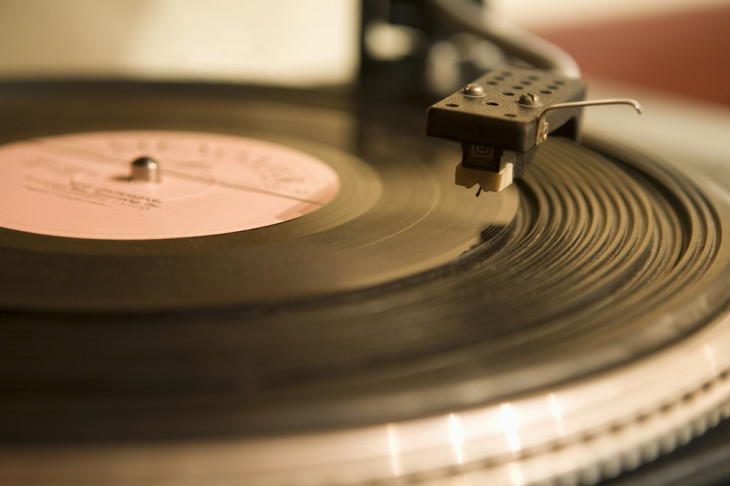 As vendas de discos de vinil geraram mais dinheiro do que o streaming livre. Foto: bikeriderlondon/Shutterstock.