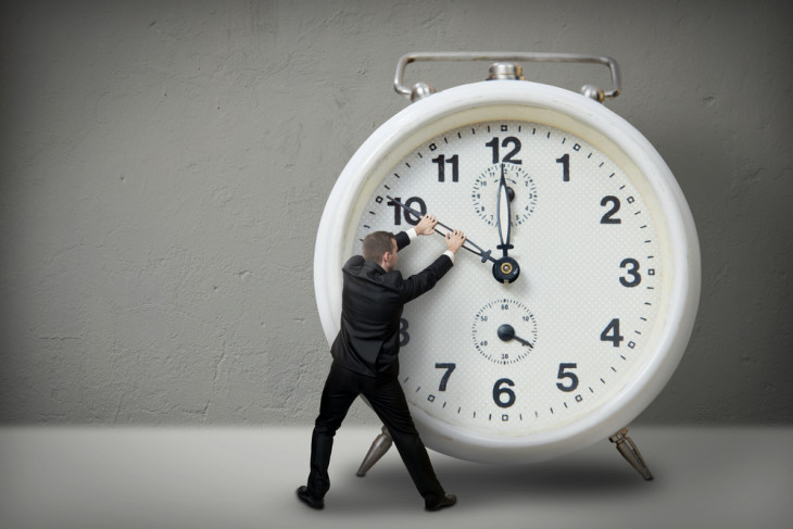 O expediente do funcionalismo público de SC aumentará de seis para sete horas. Foto: TijanaM/Shutterstock.