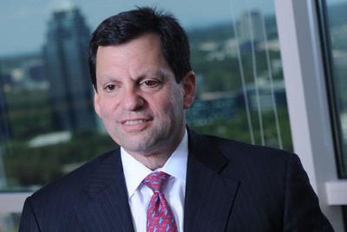 Frank Bisignano olhando o preço das ações. Foto: divulgação.