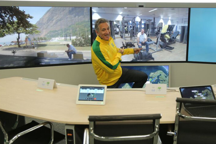 Marco Vinícius Freire mostra o Núcleo de Integração Olímpica. Foto: divulgação.