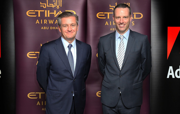 Robert Webb, diretor da Etihad, e Paul Robson, presidente da Adobe Ásia-Pacífico. Foto: Divulgação.