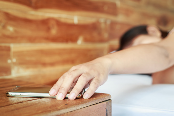 Em média, os brasileiros olham seus smartphones 78 vezes por dia. Foto: Thailand Travel and Stock/Shutterstock.