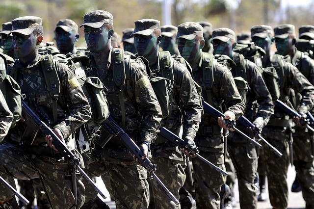 Que tal um pouco de camuflagem nesses dados? Foto: flickr.com/photos/ministreiodadefesa