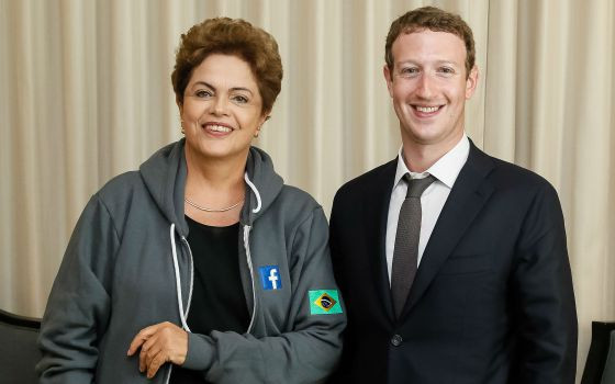 Dilma Rousseff e Mark Zuckerberg durante a Cúpula das Américas. Foto: Presidência.