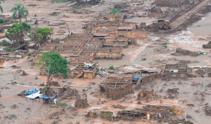 O rompimento de duas barragens inundou o distrito de Bento Rodrigues. Foto: Antonio Cruz/Agência Brasil.