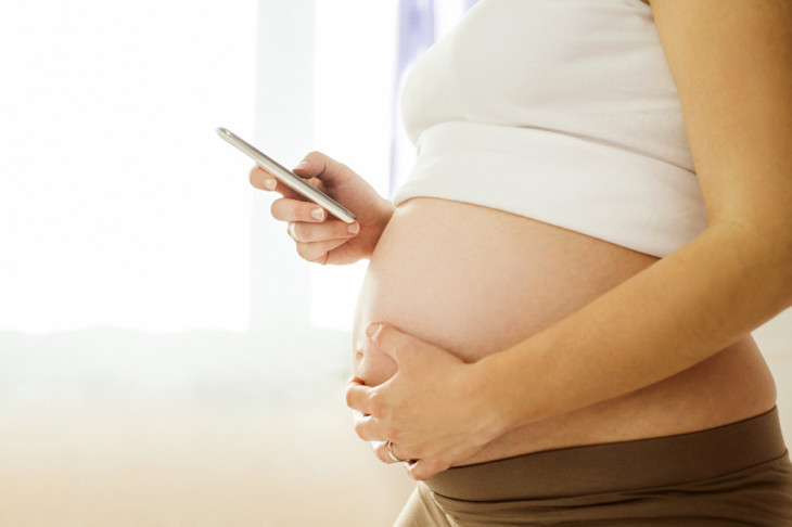 O  Baby.z permite à gestante fazer o controle do cartão pré-natal no app. Foto: Halfpoint/Shutterstock.