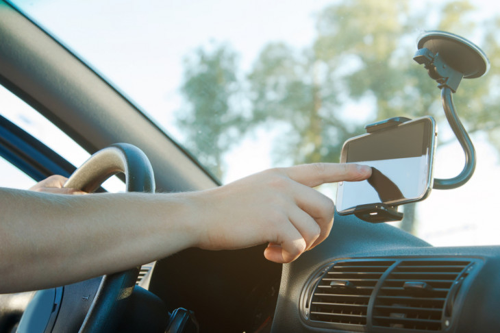 O Partiu Entregas une clientes que precisam de entregas com motoristas. Foto: BLACKDAY/Shutterstock.