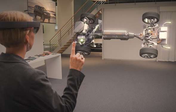 O HoloLens será utilizado no desenvolvimento de novos produtos focados na venda de veículos. Foto: Divulgação.