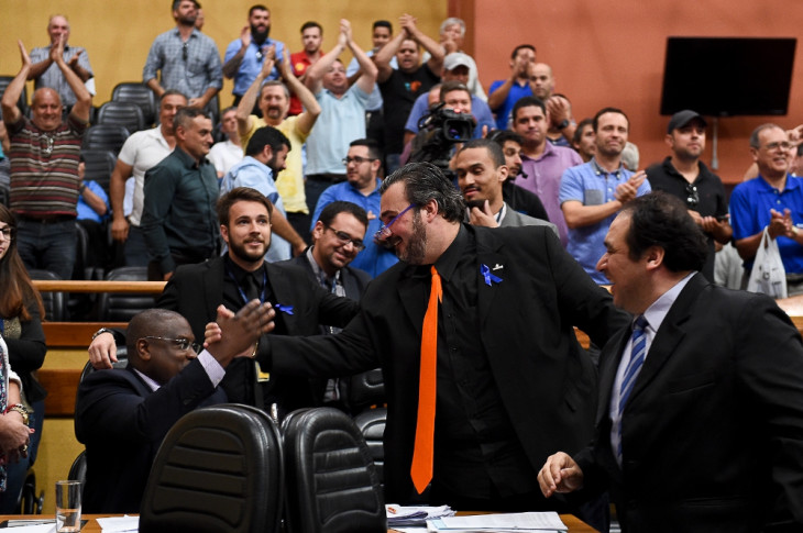 Cláudio Janta festejou a proibição com taxistas presentes no plenário. Foto: Ederson Nunes.