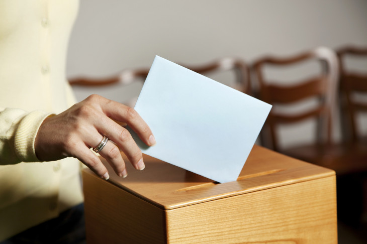 Por falta de dinheiro, as eleições de 2016 serão realizadas com cédulas de papel. Foto: Lisa S./Shutterstock.