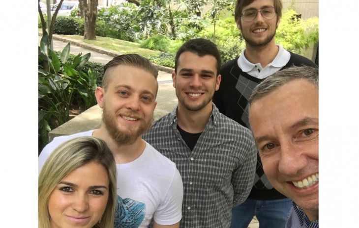 Camila, Lucas, Caio, Christian e Leandro organizam o Silicon Drinkabout em Porto Alegre. Foto: Divulgação.