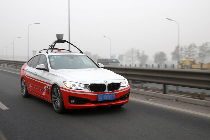 Carro do Baidu pelas ruas de Pequim. Foto: divulgação.