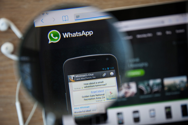 Colocamos uma lupa no bloqueio do WhatsApp. Foto: GongTo / Shutterstock.com