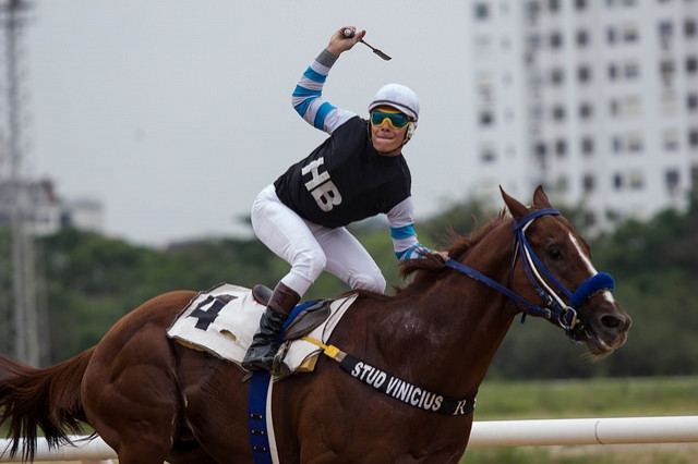 Joquéi em ação no Hipódromo do Cristal. Foto: flickr.com/photos/editorialj
