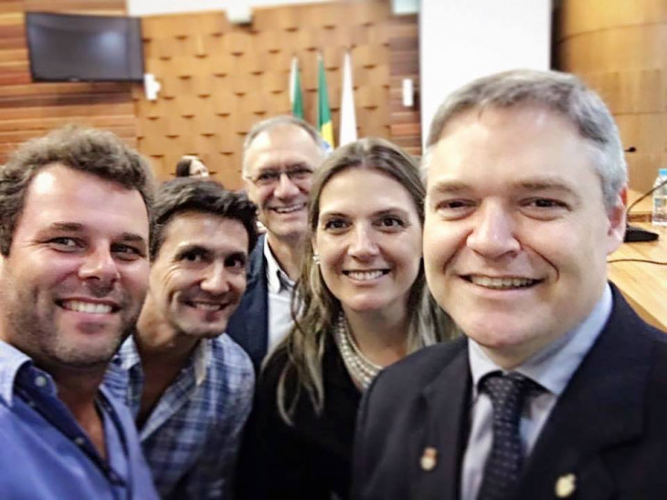Lamb, à esquerda, junto com representantes da Assespro-RS.