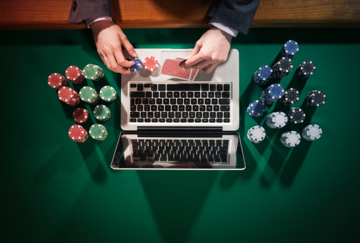 Poker movimenta aproximadamente US$ 1 milhão por dia no Betmotion. Foto: Stokkete/Shutterstock.