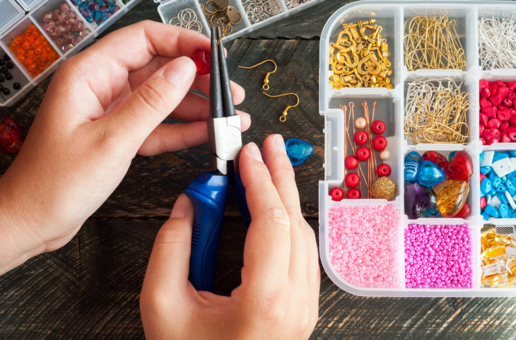 O Grupo Linna vende artigos para artesanato, festas e montagem de bijuterias. Foto: LanaSweet/Shutterstock.
