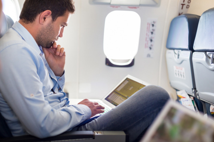 Pesquisadores lançaram um estudo sobre o lado sombrio da viagens a trabalho. Foto: Matej Kastelic/Shutterstock.