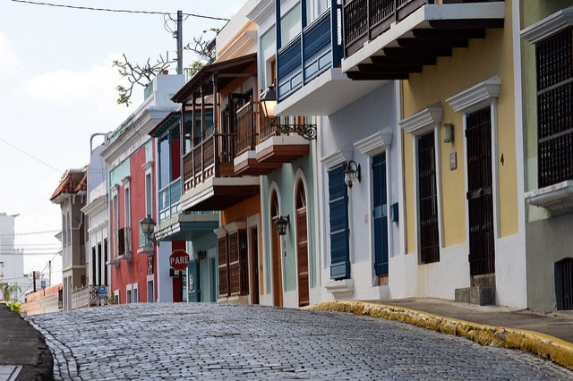 Rua no centro histórico de San Juan, capital do Porto Rico. Foto: flickr.com/photos/hbarrison/