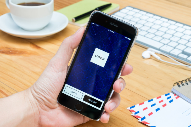 O aplicativo de transporte Uber iniciou sua operação em Recife. Foto: AmsStudio/Shutterstock.