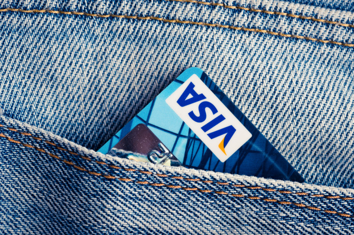 Os gastos dos brasileiros em compras com cartões chegaram a R$ 1,08 trilhão. Foto: ValeriPotapova/Shutterstock.