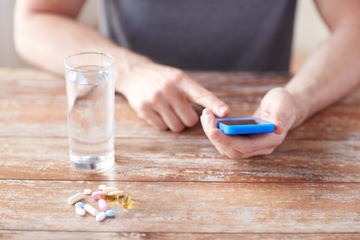 App da ePharma lembra aos usuários o horário para tomar medicamentos. Foto: Syda Productions/Shutterstock.