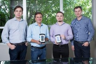 Helio Rotemberg e os jovens fundadores da Hi Technologies.
