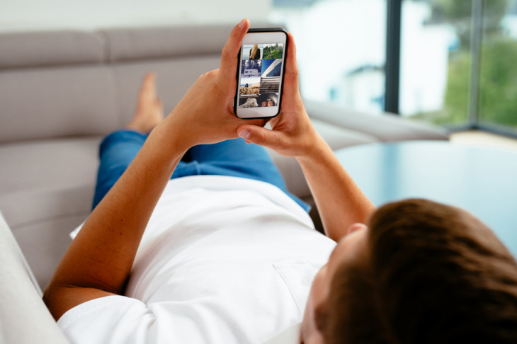 Acesso à internet via telefone celular ultrapassou o acesso via computadores. Foto: baranq/Shutterstock.