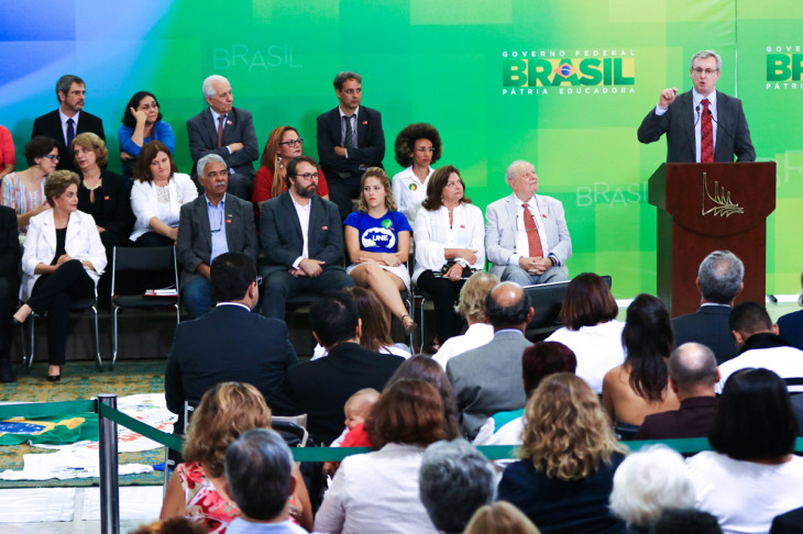 Celso Pansera discursando em ato pró-Dilma. Foto: MCTI.
