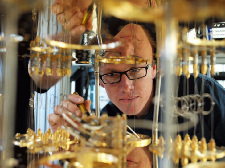 Cientistas da IBM trabalham com computação quântica.